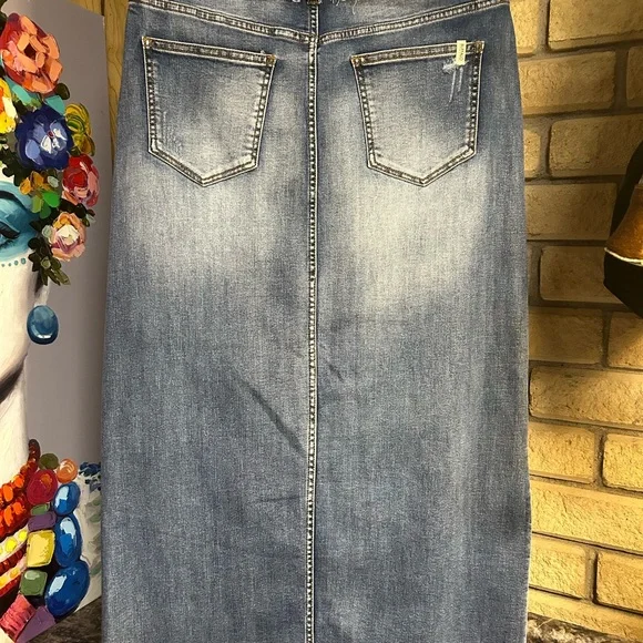 Distressed jean skirt with front slit, size 30 - Picture 2 of 8